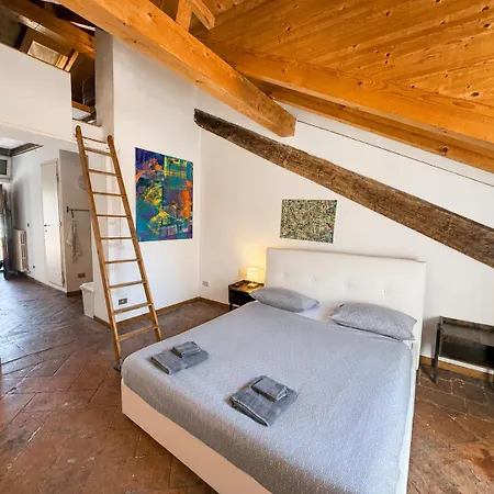 Navigli Art Apartment- M2 Porta Genova شقة *