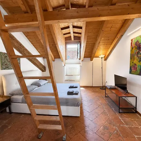 Navigli Art Apartment- M2 Porta Genova شقة *