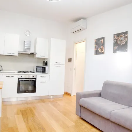 Modern With Private Patio Near Navigli & Bocconi Apartamento Milão