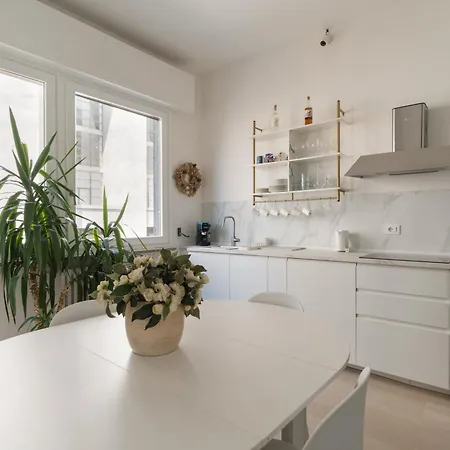 Guesthost - Cozy Balcony X6 Guastalla Apartman *
