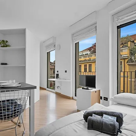 Ri24 Bright Two-room With A Cozy Balcony Appartamento Milano