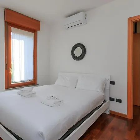 Xenia - 2 In Via Santander 20 Milaan