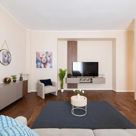 Spacious And Modern 3 Bedroom 2 Bathroom Apartament *