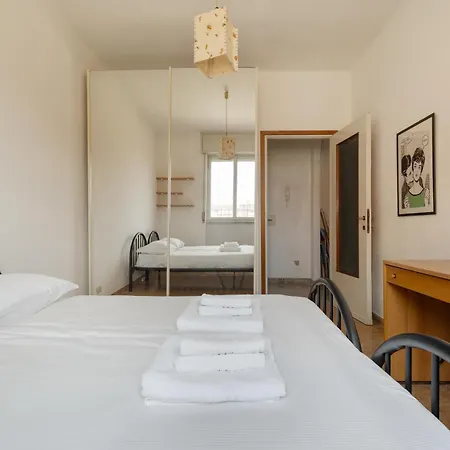 Appartement Guesthost - Comfy Balcony Flat Steps From Navigli Milan