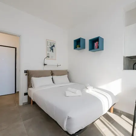 Quiet And Bright With A Balcony And Ac
