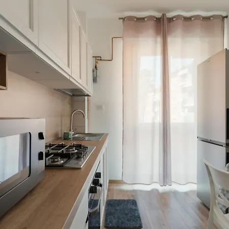 Guesthost - Cozy Balcony Flat Comasina Mm3