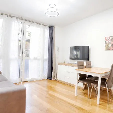 Modern With Private Patio Near Navigli & Bocconi Milaan