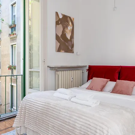 Stylish Flat On The Navigli For 6 Milaan