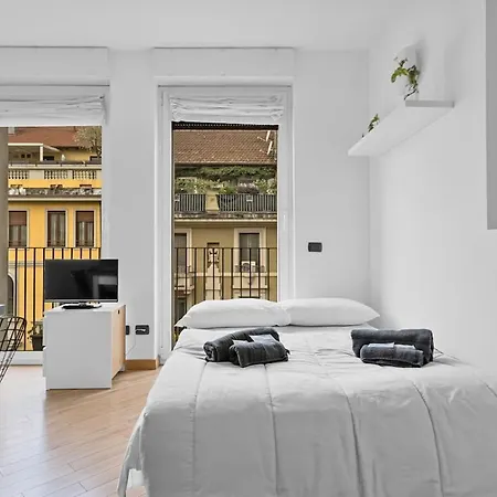 Ri24 Bright Two-room With A Cozy Balcony * Milano