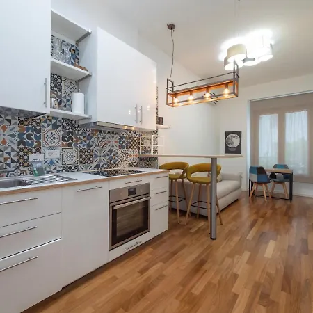 Xenia - 2rooms In Via Ampere 102