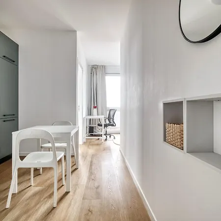 New-build Bright & Quiet 1-br Flat With Balcony Apartamento Milão