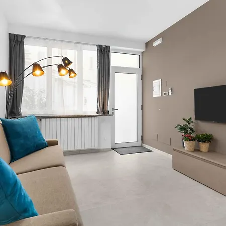 Spazioso Con Parcheggio Privato In Zona Navigli Appartement Milaan