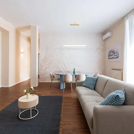 Spacious And Modern 3 Bedroom 2 Bathroom Apartament Mediolan