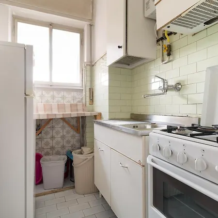 Guesthost - Comfy Balcony Flat Steps From Navigli *