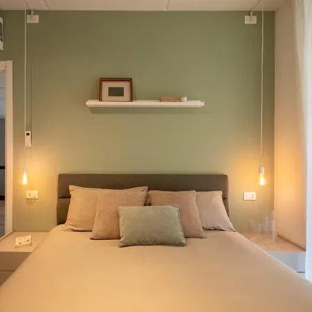 Stayeasy Tarabella - Metro Nearby & Private Parking