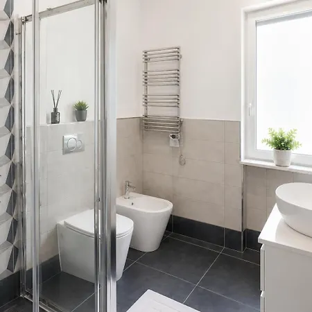 - Two-bedroom Near Duomo ميلان