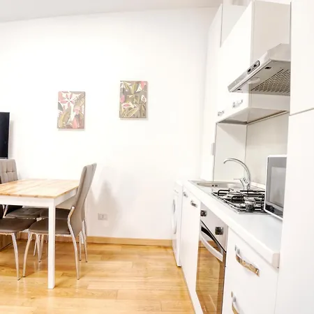 Modern With Private Patio Near Navigli & Bocconi Appartement Milaan