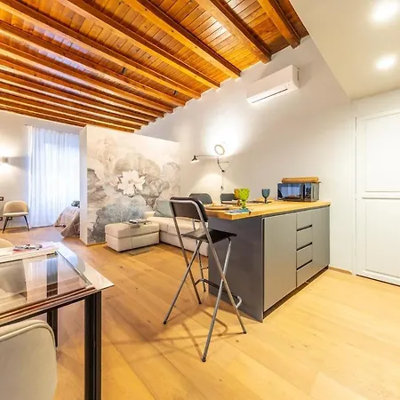 아파트 Downtown Luxury Sleeps 4, Crocetta, 8 Min From The Duomo 밀라노