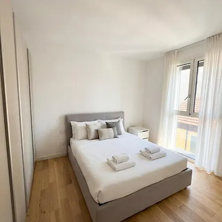 New Modern Flat 10 Min Duomo In A Quiet Area Milão