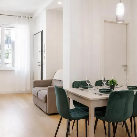 - Two-bedroom Near Duomo * ميلان