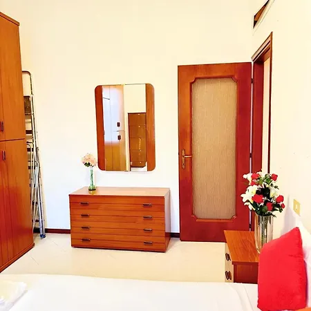 Classic House 15 Minutes From Duomo Appartement Milaan