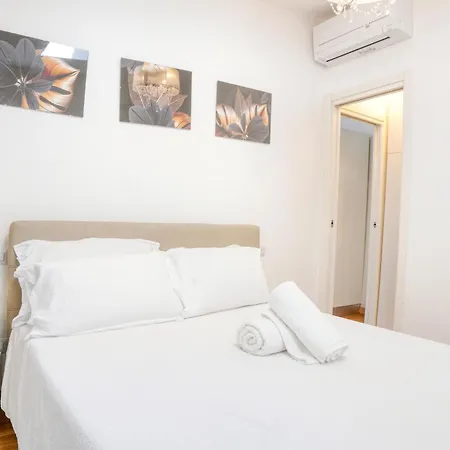 Modern With Private Patio Near Navigli & Bocconi Apartamento