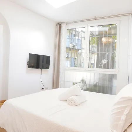 Modern With Private Patio Near Navigli & Bocconi * Milaan