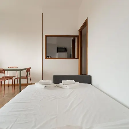 Guesthost - Comfy Balcony Flat Affori Mm3