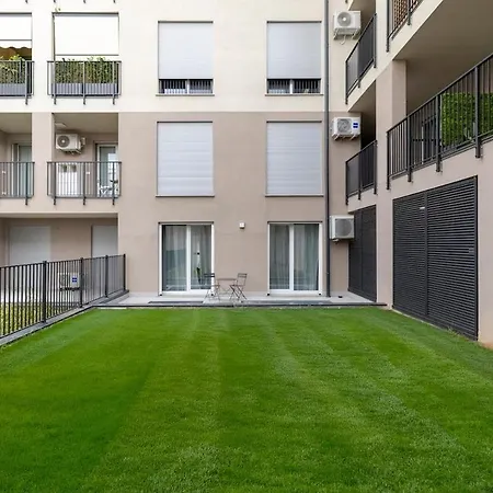 Urban Private Garden & 2 Min Station Apartamento Milão