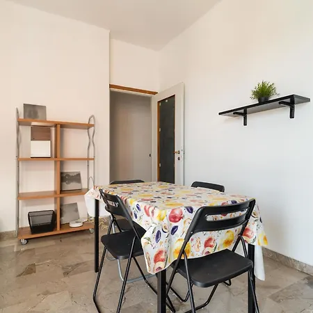 Guesthost - Comfy Balcony Flat Steps From Navigli Appartement *