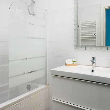 شقة New - 2br - 2 Baths - A-c - M2 Cimiano - Bus 53 *