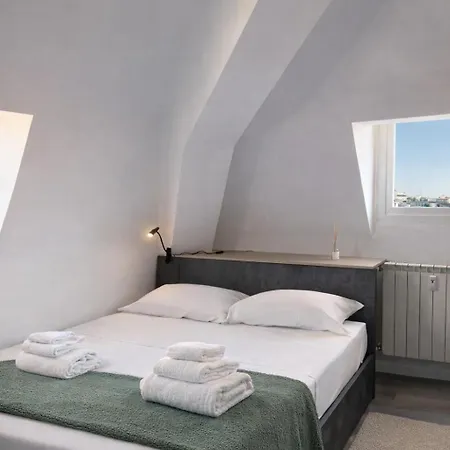 Bright Modern Loft In The Crocetta Area Apartman