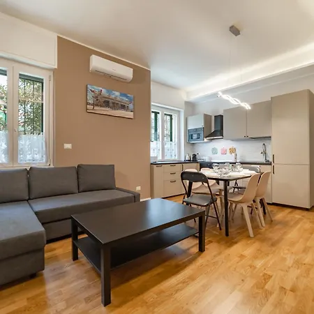 5 Min Car From Station, With 2 Bedrooms *