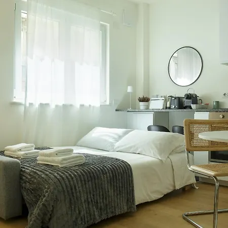 Modern Isola - Near Metro - Hl Collection