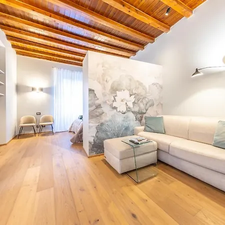 Downtown Luxury Sleeps 4, Crocetta, 8 Min From The Duomo 아파트