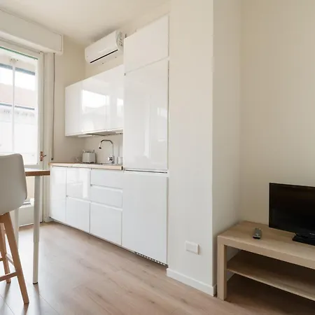 Guesthost - Cozy Balcony Flat Affori Mm3