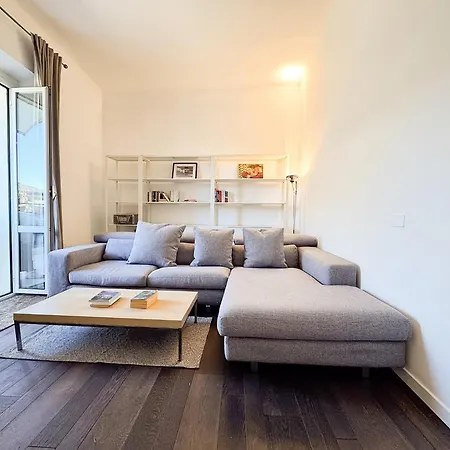 شقة Brera Sun Terrace, Light-filled 4th R Floor Gem