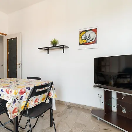 Appartement Guesthost - Comfy Balcony Flat Steps From Navigli Milan