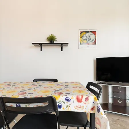 Guesthost - Comfy Balcony Flat Steps From Navigli
