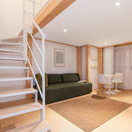 Loft Design With Mezzanine Near Metro Appartamento