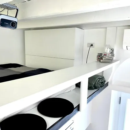 Tiny Cinema Loft - Milan's Smallest شقة *