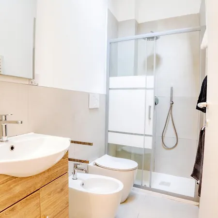 Modern With Private Patio Near Navigli & Bocconi Apartamento