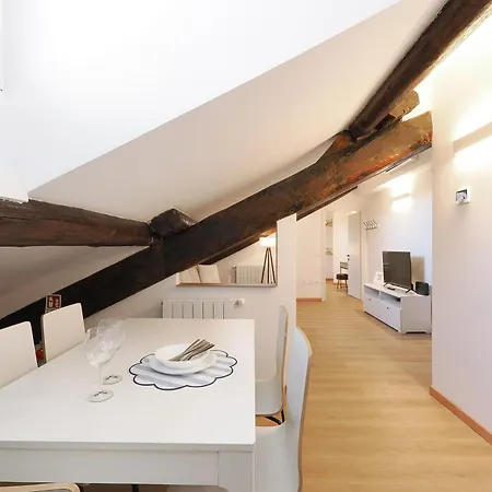 Appartement Contempora - Charming Mansarda - Porta Venezia & Buenos Aires Milan