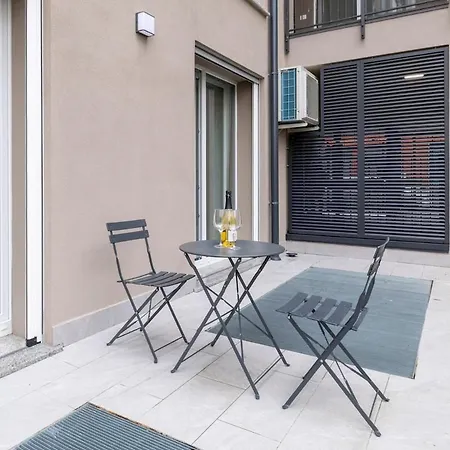 Urban Private Garden & 2 Min Station Apartamento