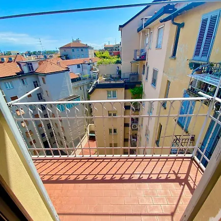 10 Minutes From The Cathedral- Metro 100 Meters Away *