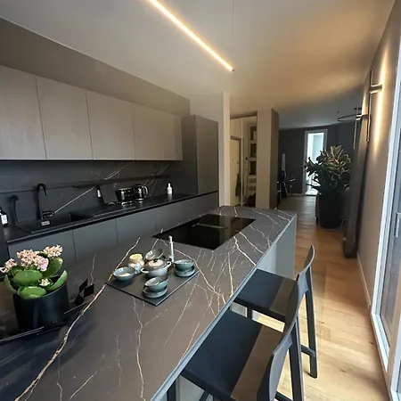 Stylish Modern 2-bedroom In Apartament