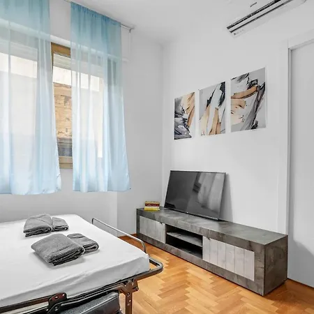 Modern With Air Conditioning * Milaan