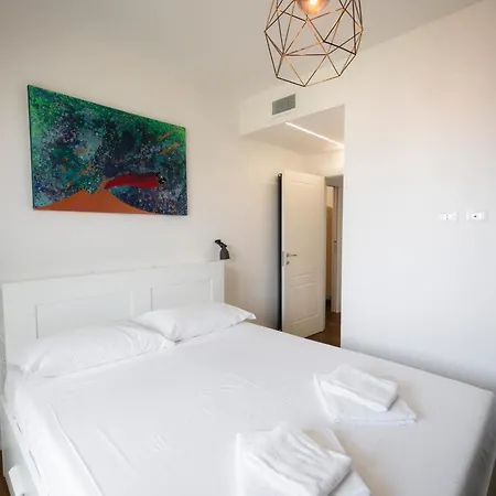Elegant Designer In The Monumental Area *