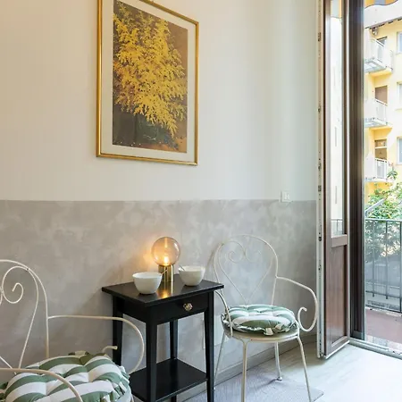 Caracciolo - Elegante Bilocale • Ascensore • Metro Vicina • Wi-fi Апартаменты