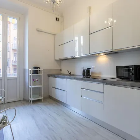 Caracciolo - Elegante Bilocale • Ascensore • Metro Vicina • Wi-fi Апартаменты *